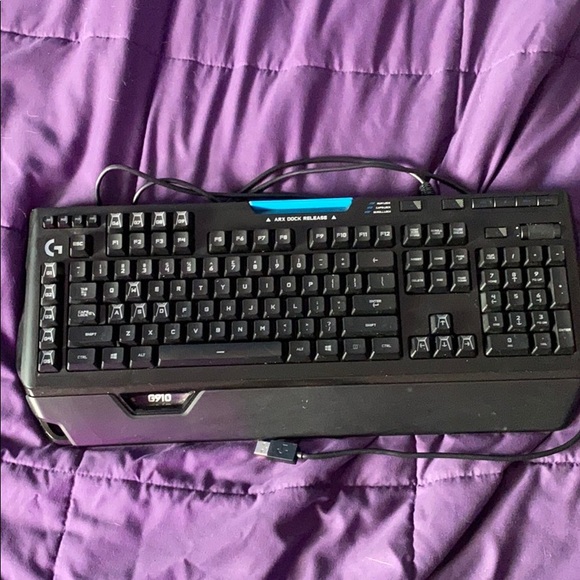 Logitech G910 Lightup RGB Gaming Keyboard - Picture 8 of 8
